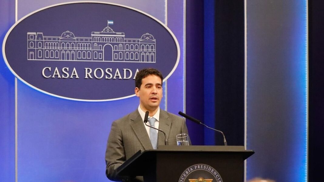 Manuel Ravier, vocero presidencial, durante una conferencia de prensa en la Casa Rosada