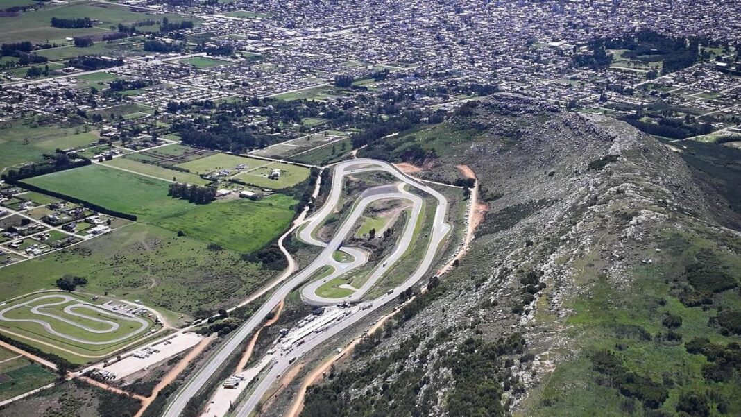 Corte de cintas en la reinauguración del Autódromo Juan Manuel Fangio de Balcarce