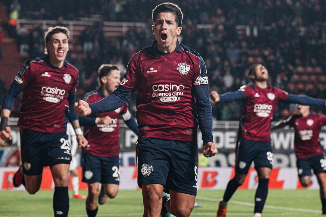 Jugadores de San Lorenzo celebran el gol ante Talleres