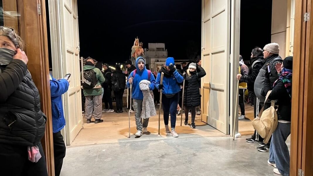 Peregrinos llegando al Santuario de la Virgen del Rosario en San Nicolás