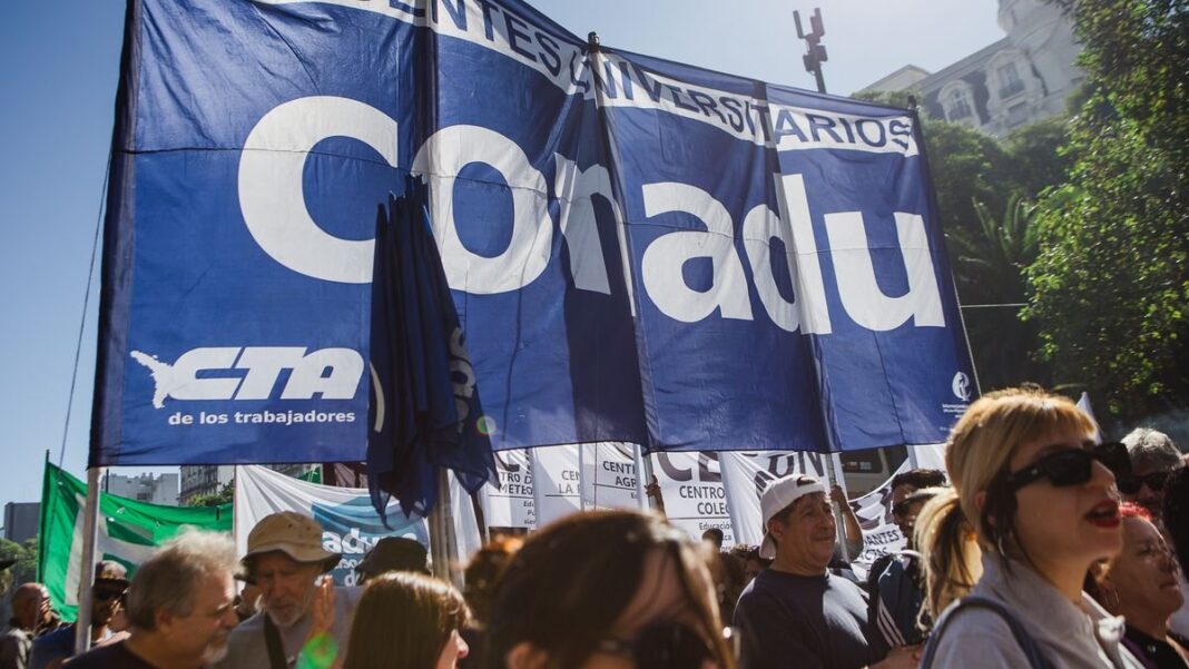 Docentes universitarios y estudiantes durante una clase pública en Plaza de Mayo