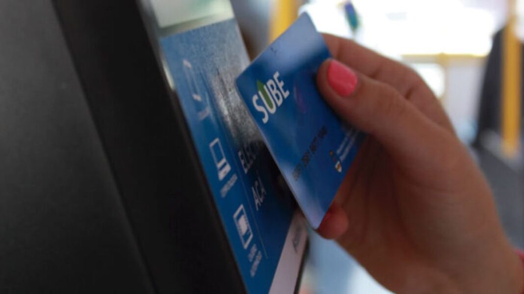 Tarjeta SUBE sobre un mostrador