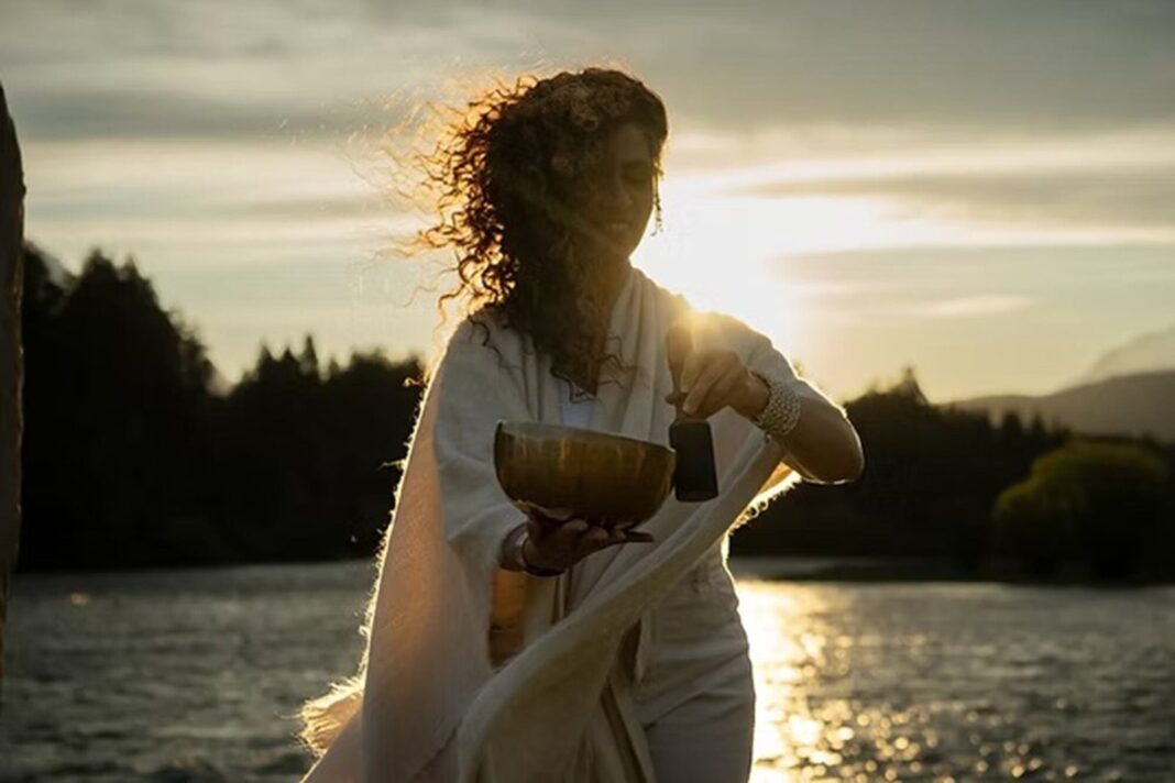 Sol Wais tocando cuencos de cuarzo durante una sesión de sound healing