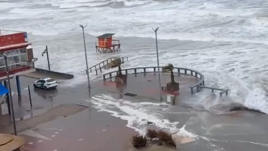 Costanera de Monte Hermoso inundada por la sudestada
