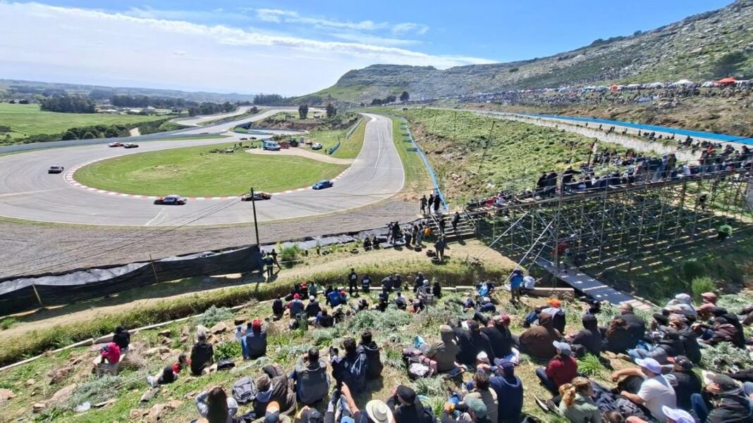 Piloto José Hernán Palazzo celebrando en el podio del autódromo Juan Manuel Fangio de Balcarce