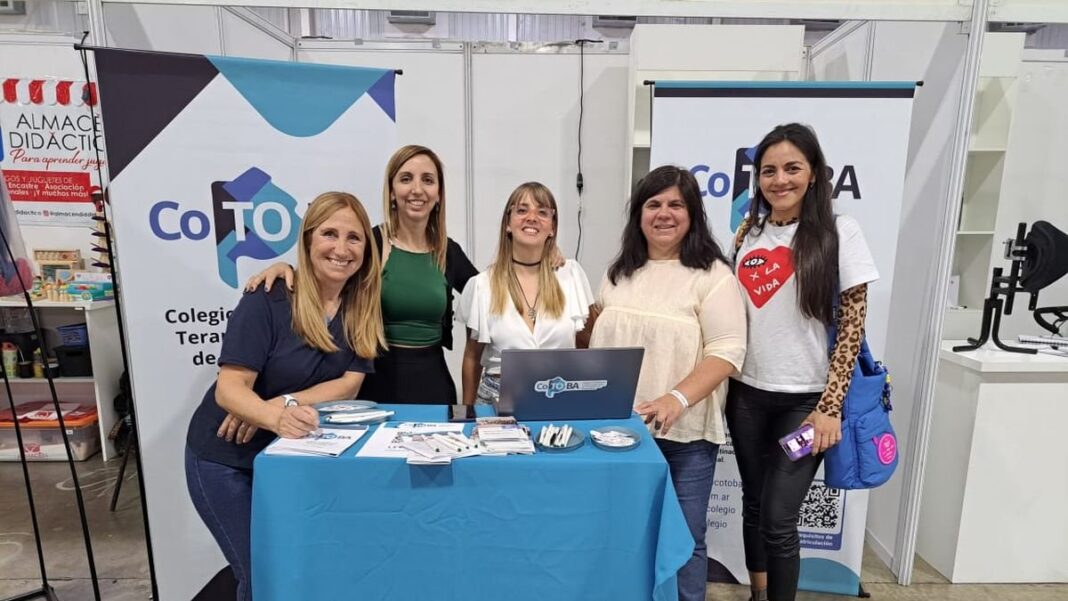 Profesionales de terapia ocupacional en un consultorio