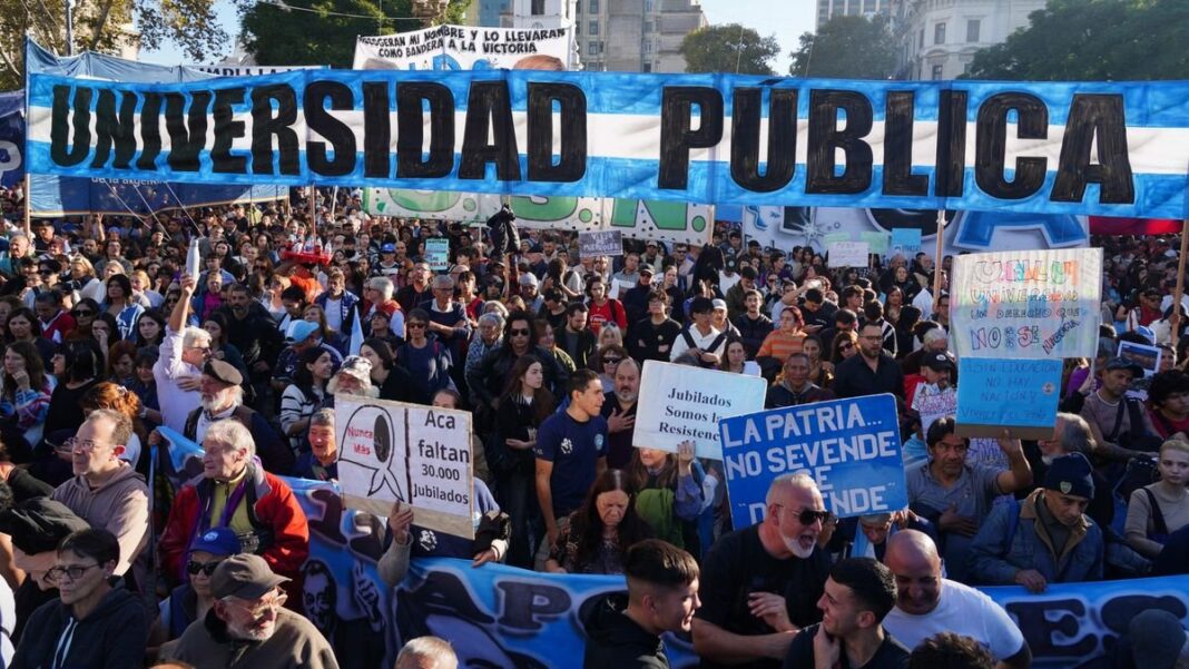 Docentes universitarios en asamblea