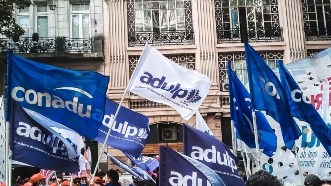 Docentes universitarios en asamblea