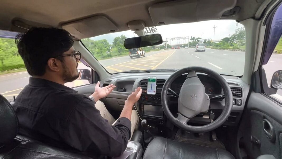Vehículo autónomo casero chocado contra un patrullero en Islamabad