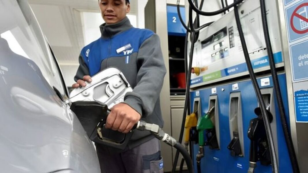 Estación de servicio de YPF con los precios de los combustibles