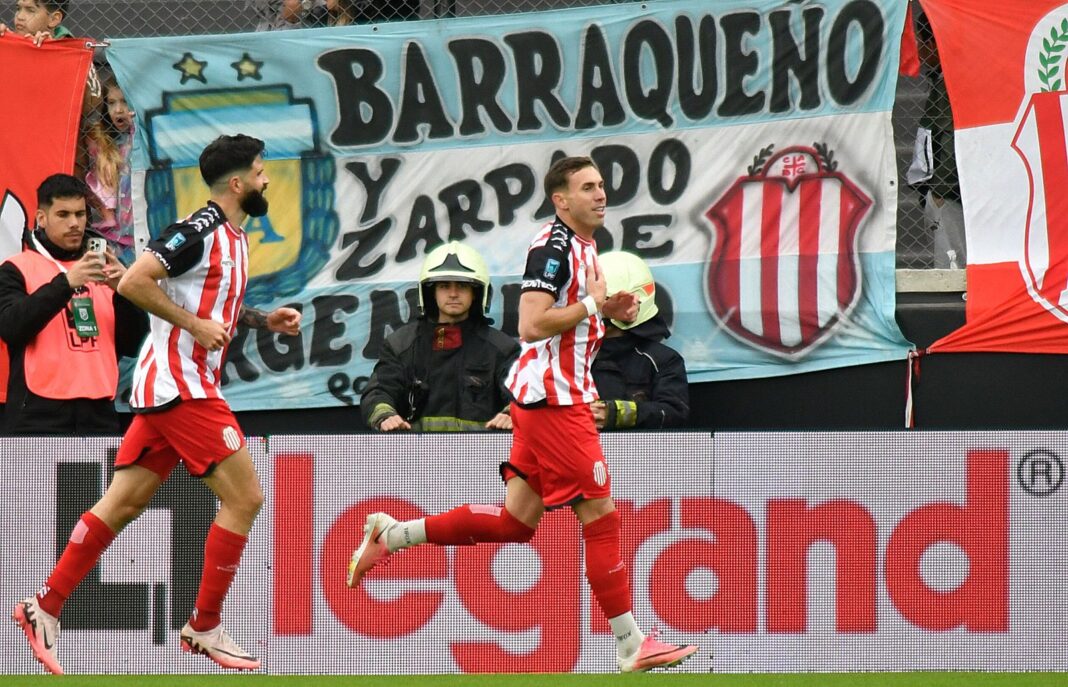 Norberto Briasco celebrando uno de sus goles en Barracas Central vs Huracán