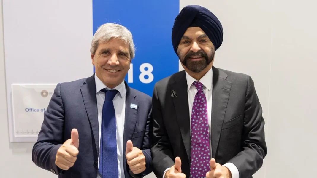 Luis Caputo, ministro de Economía, durante reunión con el presidente del Banco Mundial, Ajay Banga