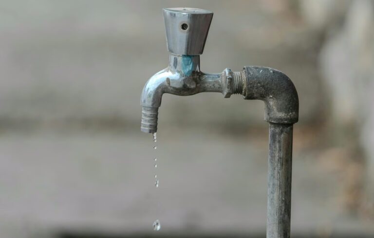 Agua saliendo de una canilla