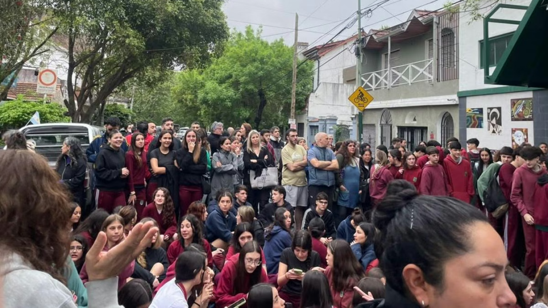 Fachada de una escuela secundaria de gestión privada en Lomas de Zamora, Buenos Aires