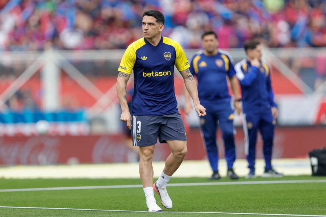 Camiseta de fútbol con el logo de una casa de apuestas como patrocinador principal