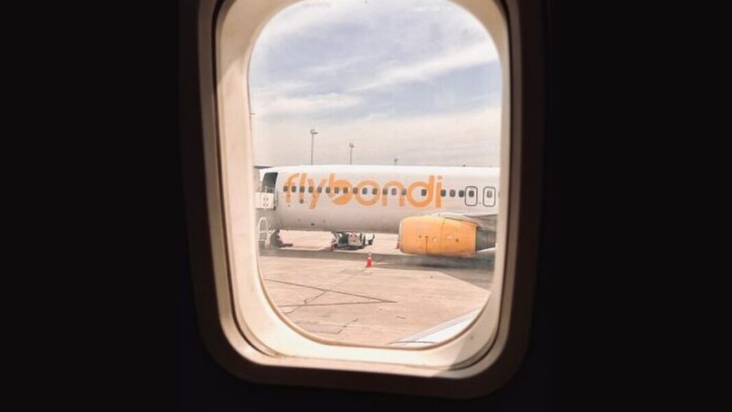 Avión de Flybondi en tierra