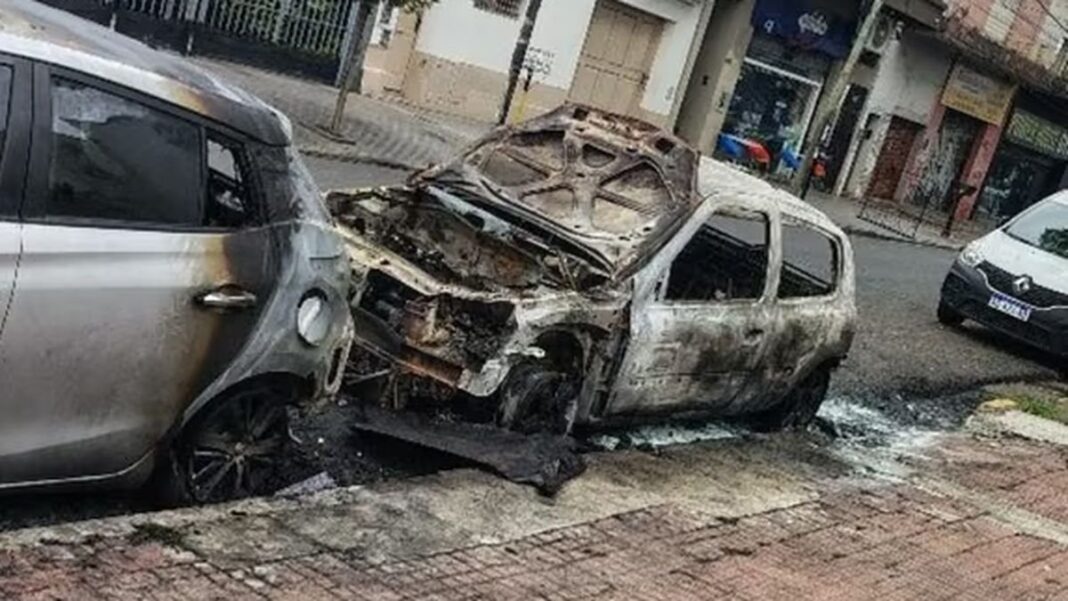 Auto incendiado en la vía pública en San Martín