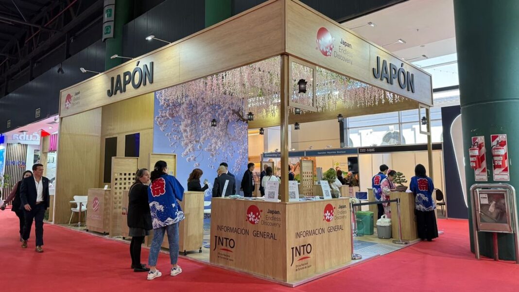 Stand de Japón en la Feria Internacional de Turismo de Buenos Aires con representación del Monte Fuji y pétalos de sakura