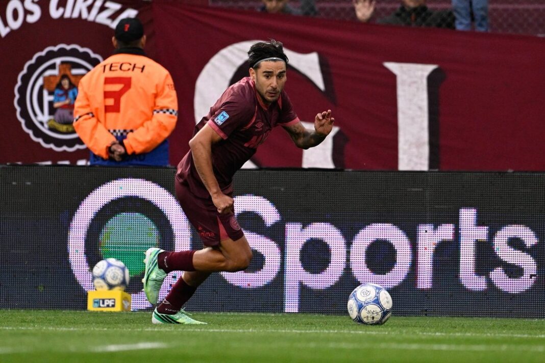 Eduardo Salvio encara por izquierda en el triunfo de Lanús ante Vélez