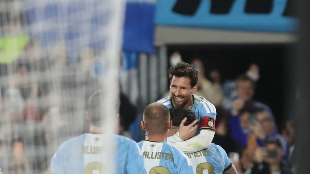 Lionel Messi saludando a la hinchada en el estadio Monumental durante su despedida de la Selección Argentina