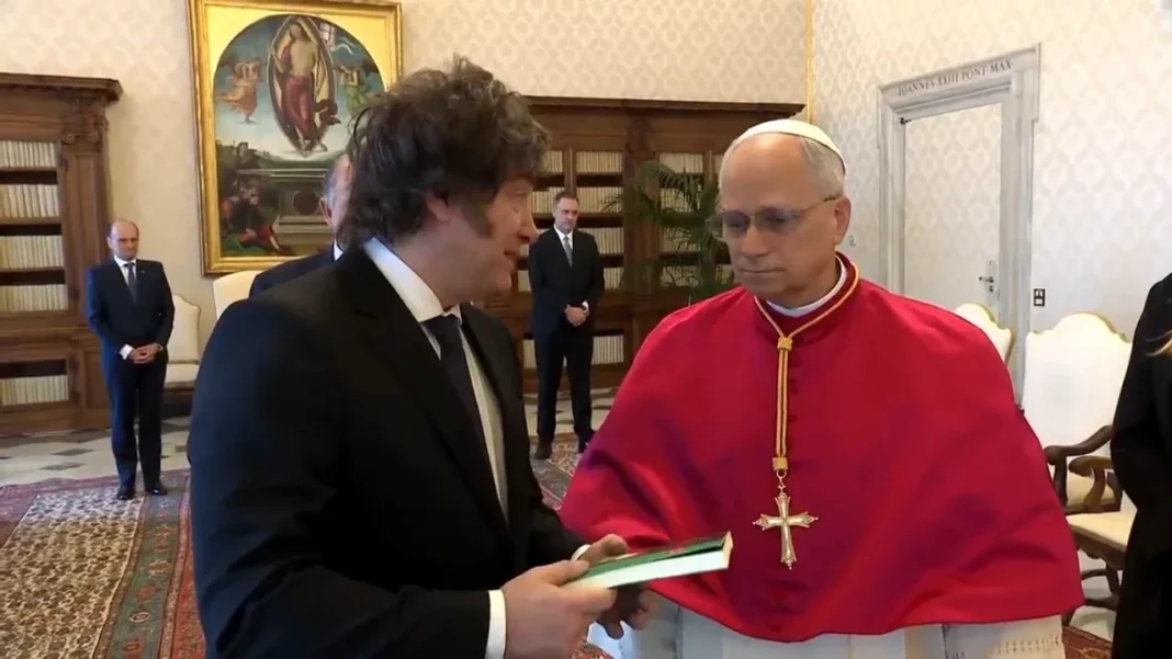 El presidente Javier Milei junto al papa León XIV