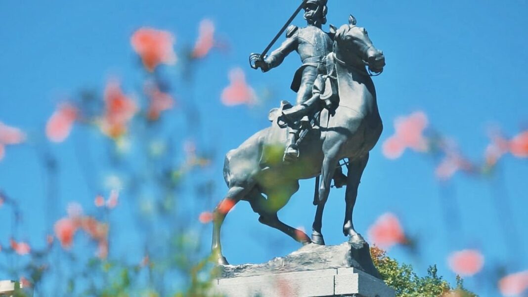 Monumento al General Mariano Necochea en la rotonda de la Plaza Dardo Rocha, Necochea