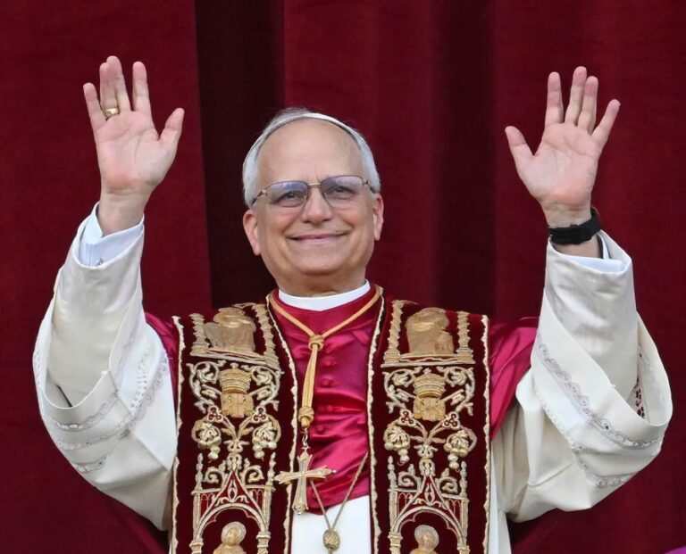 El papa León XIV durante un encuentro en El Vaticano