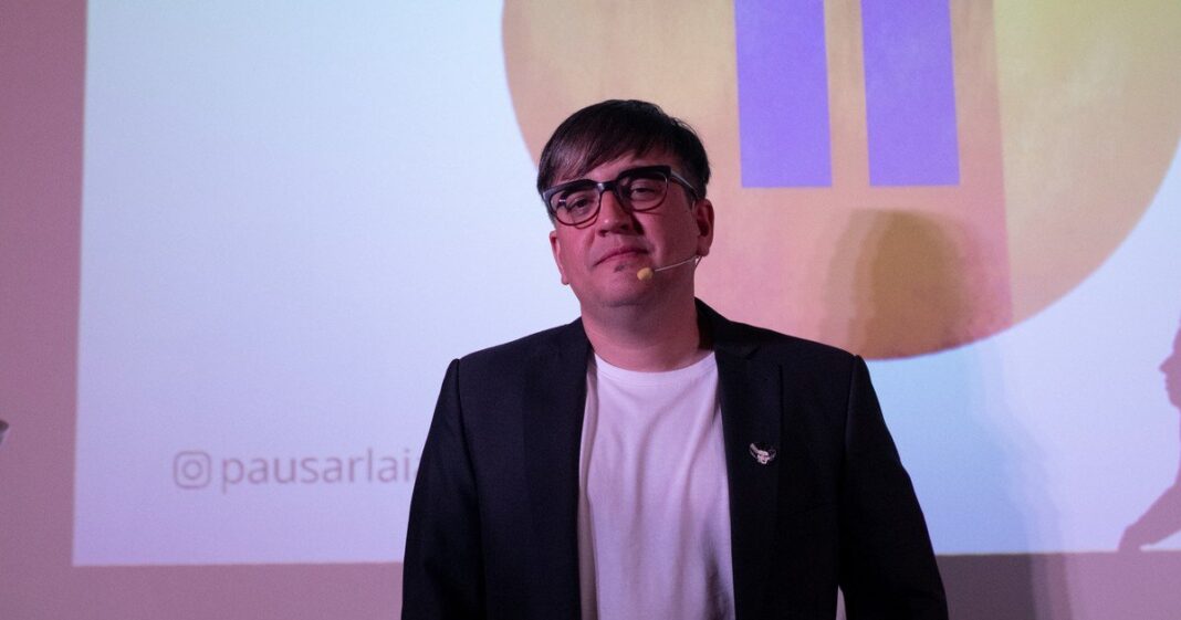 Tomás Balmaceda durante su exposición en el auditorio de la Asociación Amigos del Museo Nacional de Bellas Artes