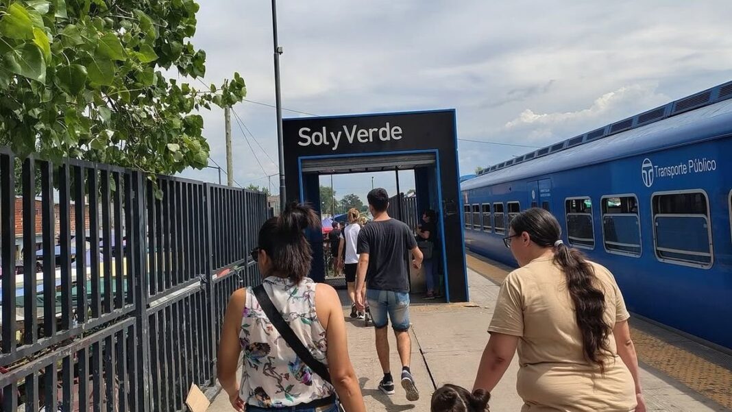 Formación de la línea San Martín de Trenes Argentinos en las vías