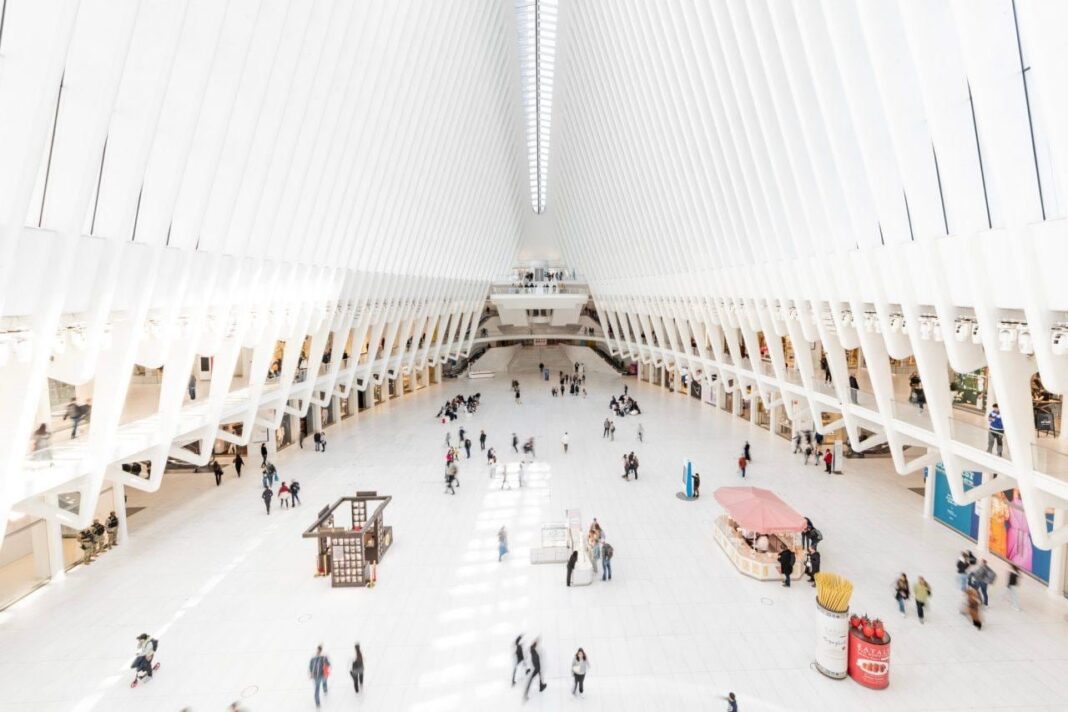 Vista del Oculus y el World Trade Center en Lower Manhattan, Nueva York, con visitantes en la plaza